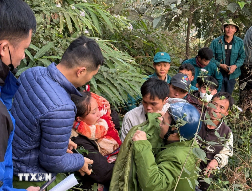 Sau 10 giờ nỗ lực tìm kiếm, cháu Hảng Thị Duyên đã được tìm thấy tại khu vực chân núi, cách nhà khoảng 1km. (Ảnh: TTXVN phát)