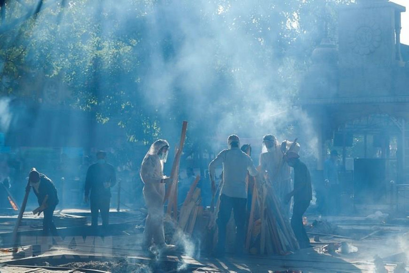 Hỏa táng thi thể bệnh nhân COVID-19 tại New Delhi, Ấn Độ ngày 24/4/2021. (Ảnh: Reuters/TTXVN)