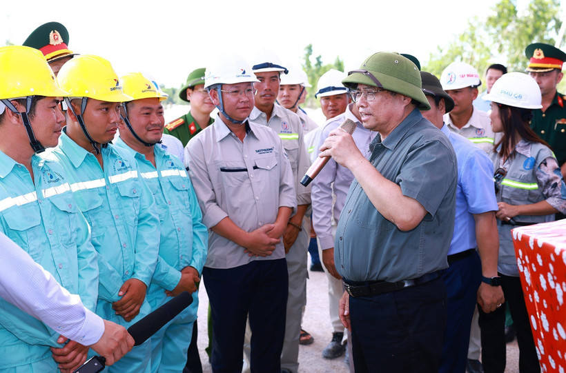 Thủ tướng Phạm Minh Chính kiểm tra, giao nhiệm vụ cho các đơn vị thi công đường ven biển và cầu Nhật Lệ 3. (Ảnh: Dương Giang/TTXVN)