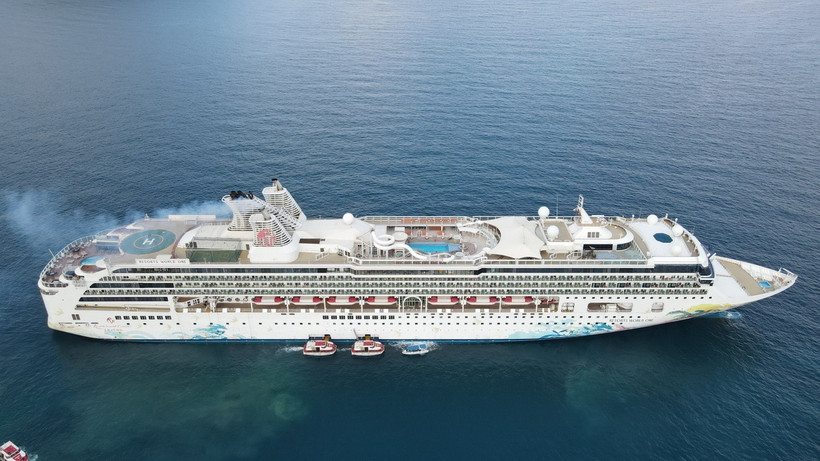 Tàu biển Resorts World One đưa hơn 2.000 khách quốc tế trải nghiệm Côn Đảo. (Ảnh: Huỳnh Sơn//TTXVN)