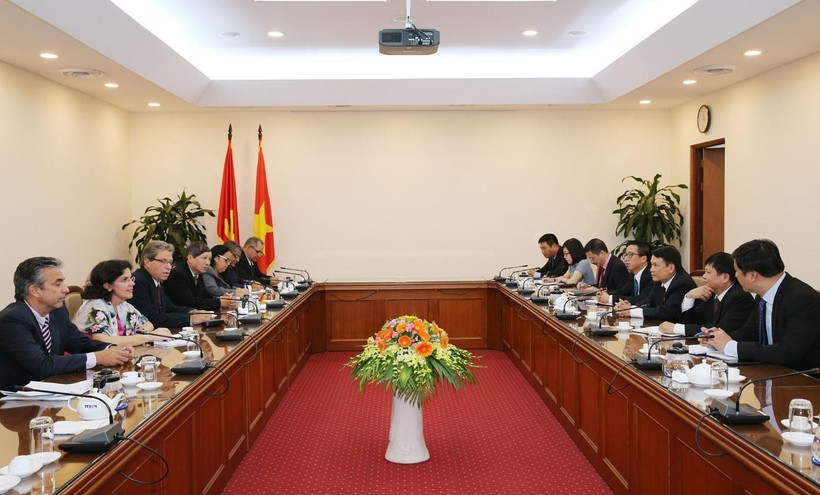 Đồng chí Nguyễn Đức Lợi, Ủy viên Trung ương Đảng, Tổng Giám đốc Thông tấn xã Việt Nam tiếp đồng chí Victor Gaute Lopez, Bí thư Trung ương Đảng, Trưởng Ban Tuyên huấn Trung ương Đảng Cộng sản Cuba. (Ảnh: Phương Hoa/TTXVN)