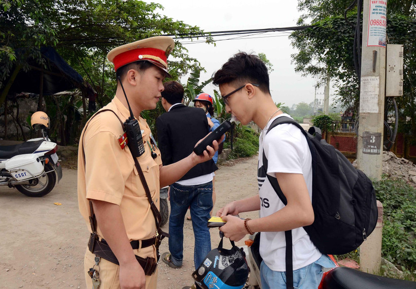 Lực lượng Cảnh sát giao thông tỉnh Hưng Yên kiểm tra nồng độ cồn người điều khiển phương tiện giao thông trên Quốc lộ 39. (Ảnh: Phạm Kiên/TTXVN)