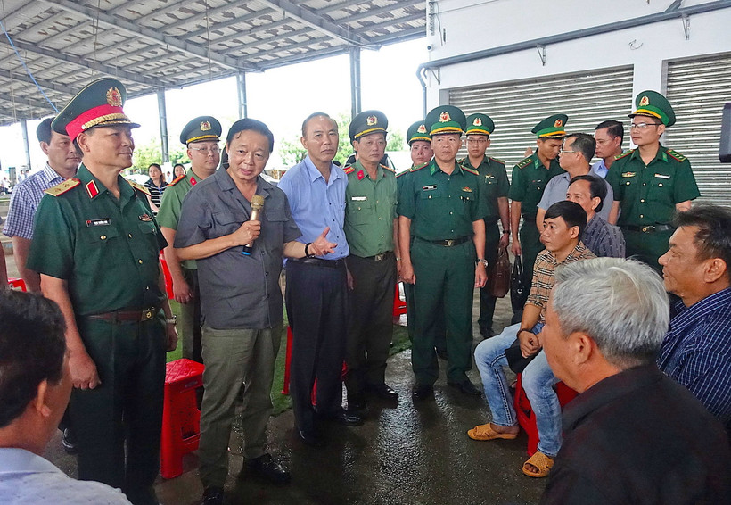 Phó Thủ tướng Trần Hồng Hà trao đổi với ngư dân thị trấn Sông Đốc, huyện Trần Văn Thời. (Ảnh: Huỳnh Anh/TTXVN)