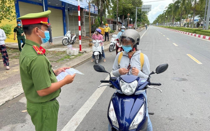 Lực lượng chức năng tỉnh Bạc Liêu kiểm soát chặt chẽ các trường hợp ra đường trong thời gian tỉnh áp dụng Chỉ thị 16. (Ảnh: Chanh Đa/TTXVN)