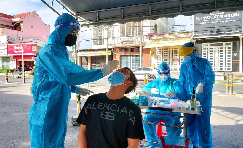 Nhân viên y tế lấy mẫu xét nghiệm cộng đồng cho người dân ở Khu vực 2, phường Hưng Lợi, quận Ninh Kiều. (Ảnh: Thu Hiền/TTXVN)