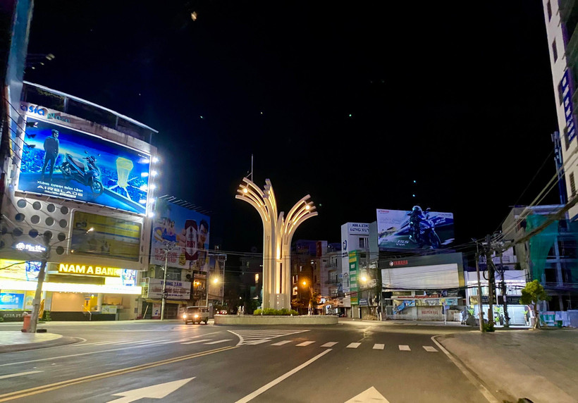 Vòng xoay Đèn 4 Ngọn không bóng người trong thời gian áp dụng giãn cách theo Chỉ thị 16. (Ảnh: Thanh Sang/TTXVN)