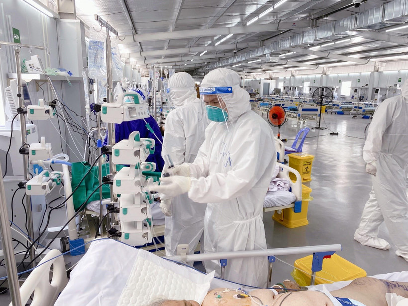 Đội ngũ y bác sỹ tận tâm ngày đêm điều trị cho bệnh nhân COVID-19 tại Trung tâm Hồi sức tích cực người bệnh COVID-19 Việt Đức tại TP.Hồ Chí Minh. (Ảnh: TTXVN phát)