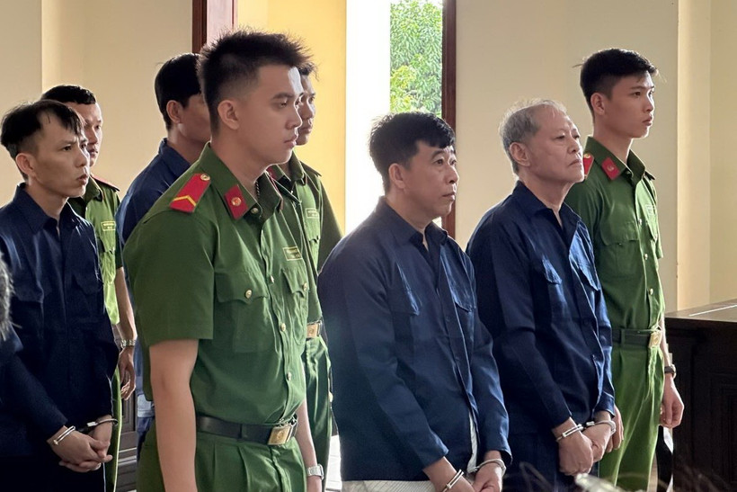 Các bị cáo tại phiên tòa sơ thẩm. (Ảnh: TTXVN phát)