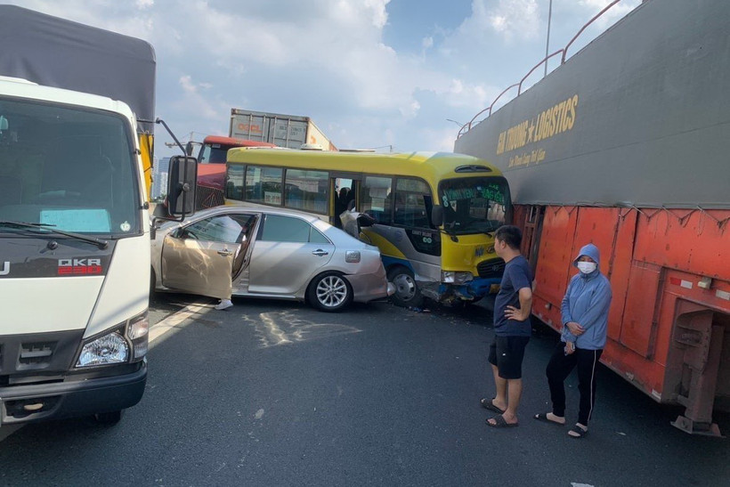 Hiện trường vụ tai nạn liên hoàn trên tuyến đường Vành đai 3 trên cao. (Ảnh TTXVN phát)