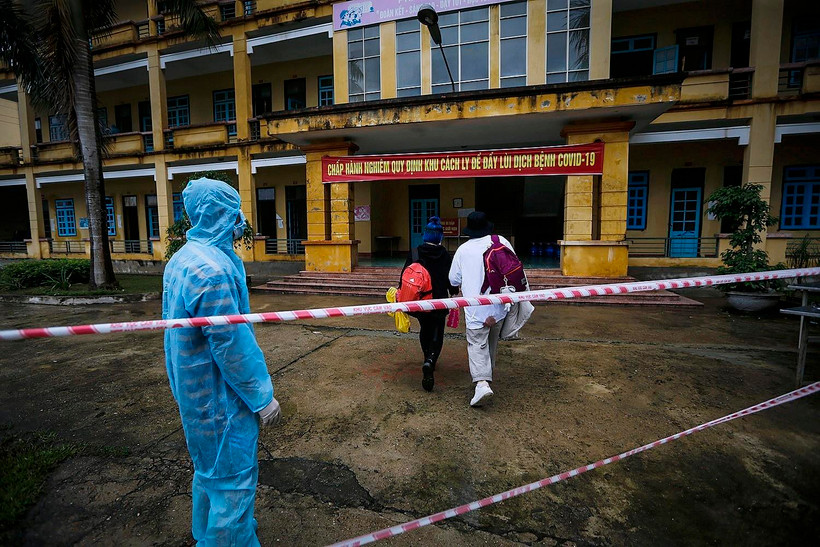 Các công dân Việt Nam từ nước ngoài vào khu cách ly tập trung theo dõi COVID-19 tại Trung đoàn 814, Bộ chỉ huy Quân sự tỉnh Hòa Bình. (Ảnh: Trọng Đạt/TTXVN)