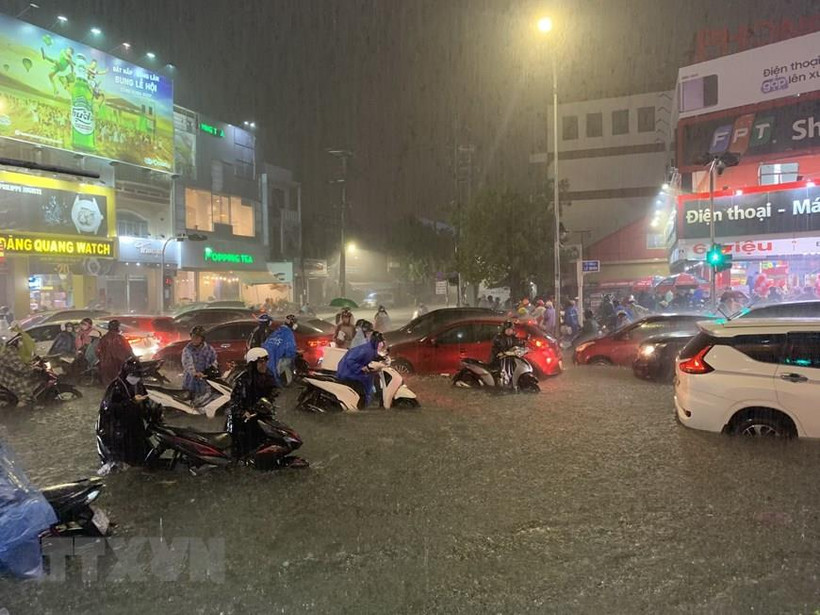 Nhiều tuyến đường chính của Đà Nẵng ngập sâu, người dân di chuyển khó khăn. (Ảnh: Văn Dũng/TTXVN)