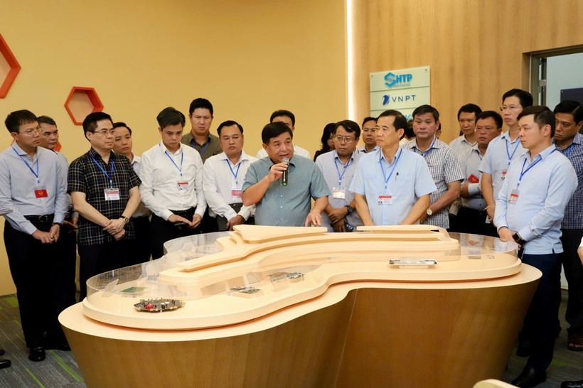 Bộ trưởng Bộ Kế hoạch và Đầu tư Nguyễn Chí Dũng đã trực tiếp đón tiếp và chia sẻ thông tin về hoạt động của NIC. (Ảnh: MPI/Vietnam+)