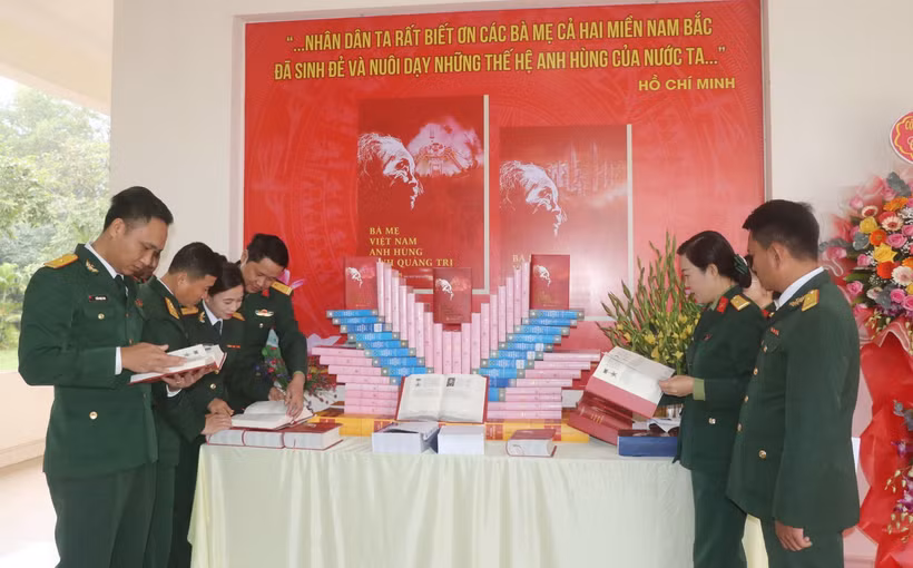 Trưng bày, giới thiệu bộ sách Bà Mẹ Việt Nam Anh hùng tỉnh Quảng Trị. (Ảnh: Thanh Thủy/TTXVN)