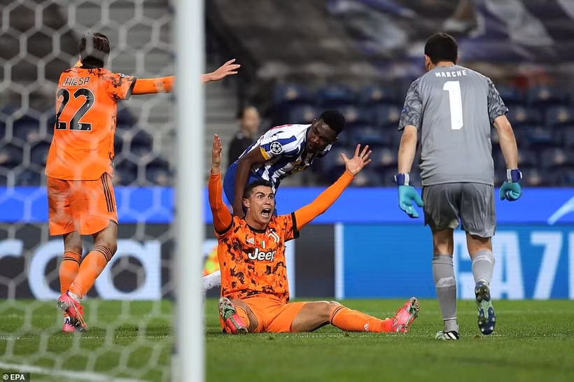Ronaldo không thể giúp Juventus tránh khỏi thất bại. (Nguồn: EPA)