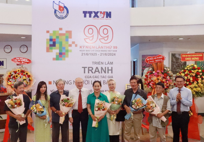 Tặng hoa tri ân cho nhóm tác giả có tác phẩm trưng bày tại Triển lãm. (Ảnh: Thu Hương/ TTXVN)