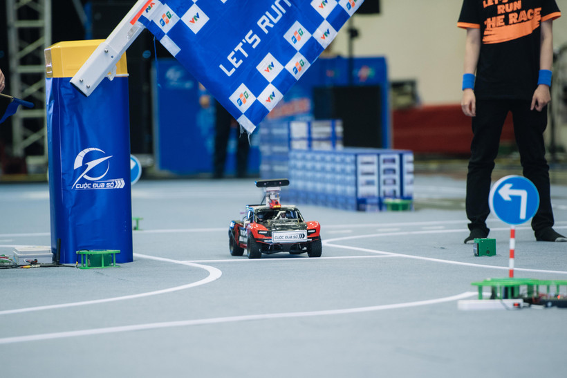 Các đội xuất sắc nhất sẽ tranh tài tại chung kết cuộc thi lập trình xe tự hành vào tháng Năm. (Ảnh: FPT)