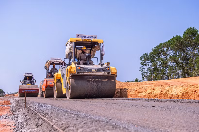 Nhà thầu thi công hạng mục nền đường tại một Dự án đường bộ cao tốc Bắc-Nam giai đoạn 2021-2025. (Ảnh: Việt Hùng/Vietnam+)