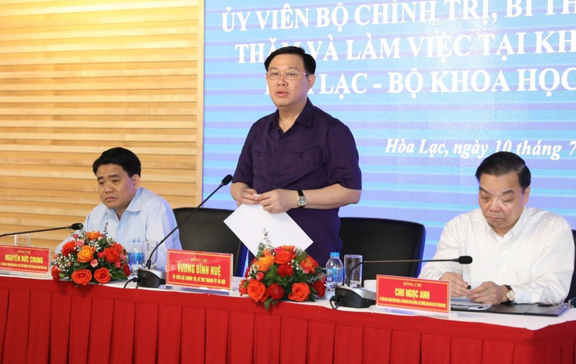 Bí thư Thành ủy Hà Nội Vương Đình Huệ phát biểu tại buổi làm việc. (Ảnh: Văn Điệp/TTXVN)