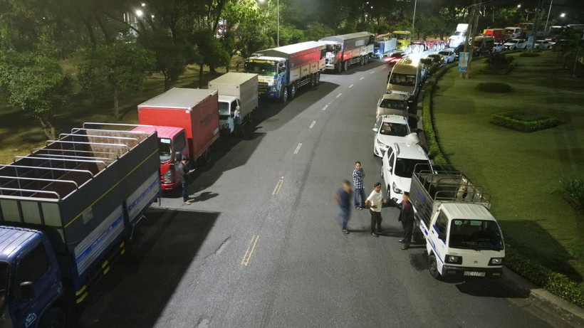 Hàng trăm phương tiện xếp thành 2 hàng dài từ đêm hôm trước để chờ tới lượt được vào đăng kiểm tại Trung tâm Đăng kiểm Xe Cơ giới 60.01S (thành phố Biên Hoà, Đồng Nai). (Ảnh: Lê Xuân/TTXVN)