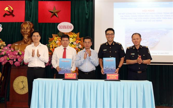 Sở Giao thông Vận tải và Cục Hải quan Thành phố Hồ Chí Minh ký kết quy chế phối hợp thu phí cảng biển. (Ảnh: Tiến Lực/TTXVN)