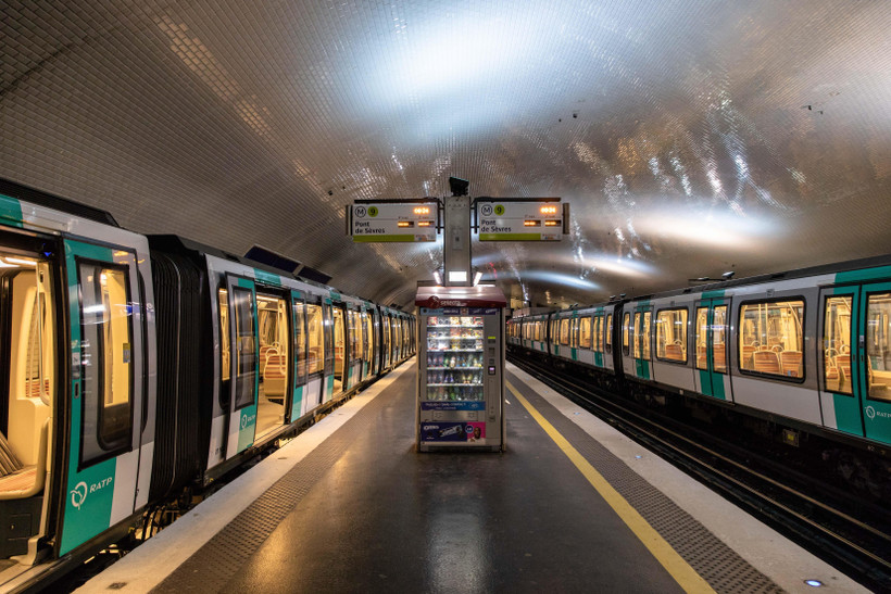 Cảnh vắng vẻ tại nhà ga tàu điện ngầm trong giờ cao điểm tại Paris, Pháp, khi diễn ra cuộc tổng đình công trong ngành giao thông công cộng ngày 5/12/2019. (Ảnh: THX/ TTXVN)