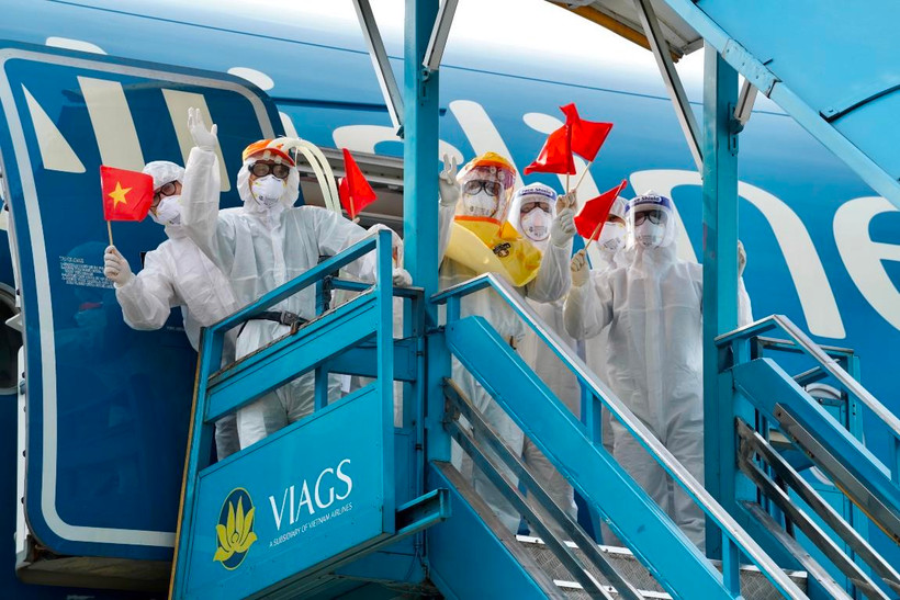 Vietnam Airlines đã chuyên chở hàng nghìn các y bác sỹ và nhiều trang thiết bị vật tư y tế vào phía Nam để chống dịch COVID-19. (Ảnh: CTV/Vietnam+)