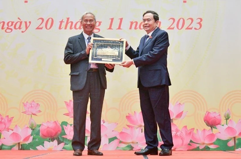 Phó Chủ tịch Thường trực Quốc hội Trần Thanh Mẫn tặng quà lưu niệm Hội Di sản Văn hóa Việt Nam. (Ảnh: TTXVN)