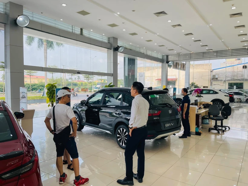 Khách hàng đang xem xe tại một đại lý ôtô Honda. (Ảnh: PV/Vietnam+)