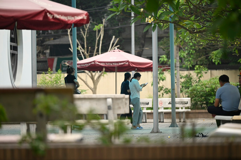 Người nhà đau đớn tới Nhà tang lễ để làm thủ tục nhận dạng trong vụ cháy nhà trọ tại Trung Kính. (Ảnh: PV/Vietnam+)