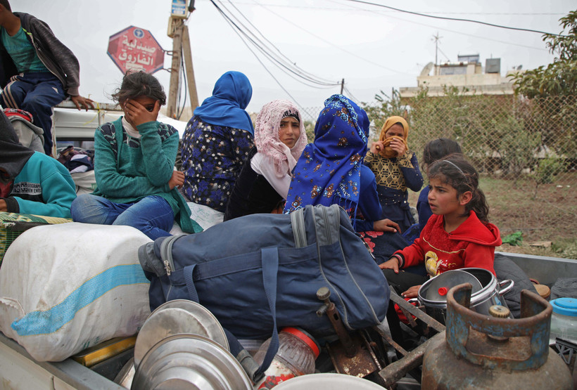 Người dân sơ tán khỏi khu vực chiến sự ở các tỉnh Hama và Idlib, Syria ngày 1/5/2019. (Ảnh: AFP/TTXVN)