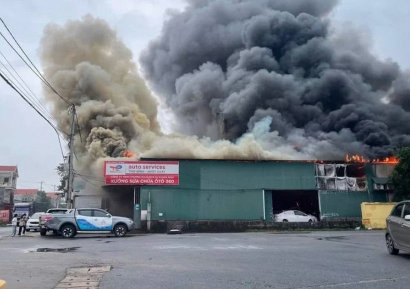 Vụ cháy gara ô tô tạo ra cột khói bốc cao, nhiều phương tiện hư hỏng. (Ảnh: Beat Hưng Yên).