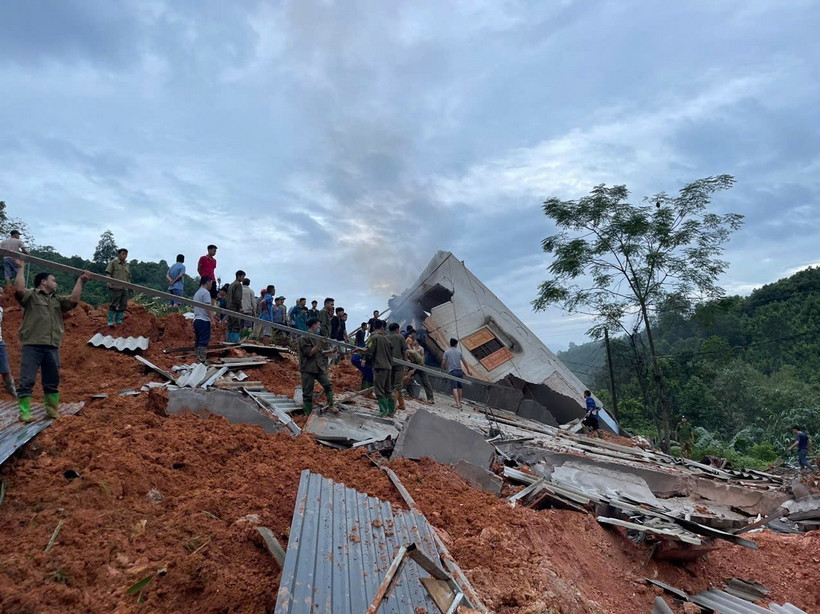 Vụ sạt lở đất tại xã Hưng Thịnh, huyện Trấn Yên, Yên Bái khiến 2 người tử vong và 4 người bị thương. (Ảnh: TTXVN phát)