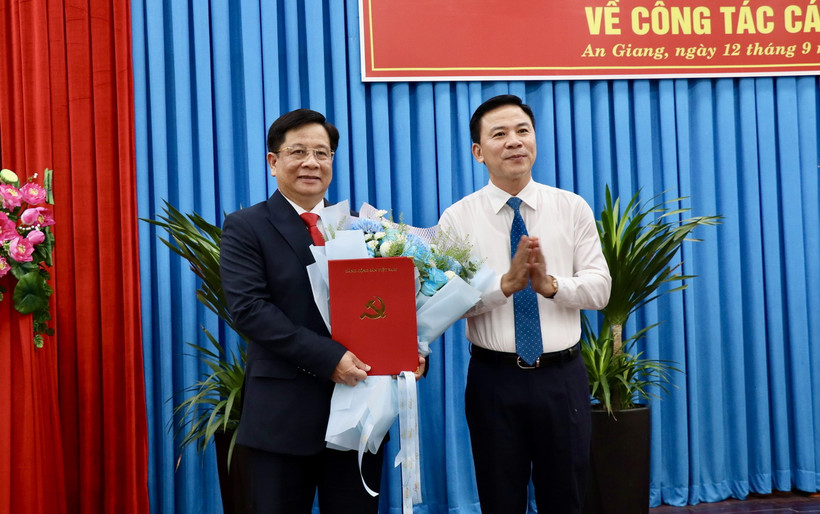 Ông Đỗ Trọng Hưng, Phó trưởng Ban Tổ chức Trung ương trao quyết định điều động, phân công, chỉ định cán bộ của Bộ Chính trị cho ông Hồ Văn Mừng. (Ảnh: Thanh Sang/TTXVN)