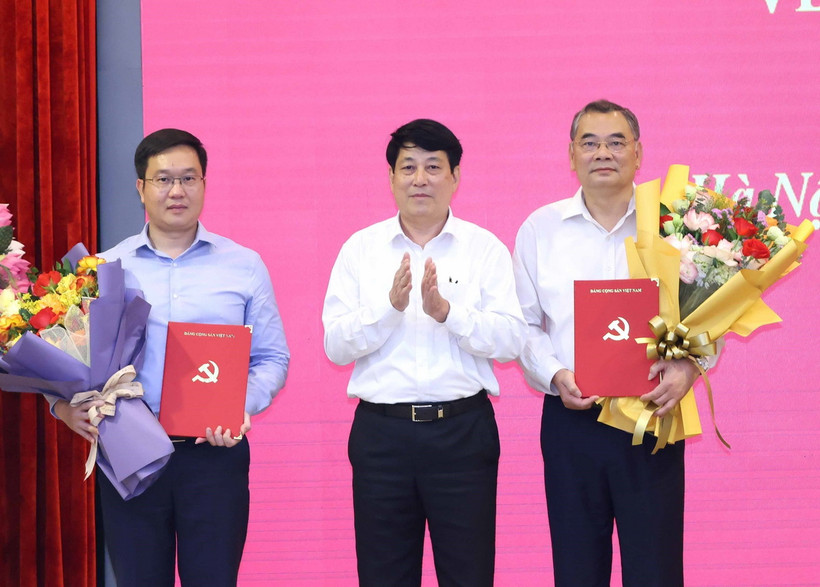 Đồng chí Lương Cường, Ủy viên Bộ Chính trị, Thường trực Ban Bí thư trao Quyết định và tặng hoa cho Trung tướng Tô Ân Xô và Đại tá Trần Đăng Quỳnh làm Trợ lý Tổng Bí thư, Chủ tịch nước Tô Lâm. (Ảnh: Phương Hoa/TTXVN)