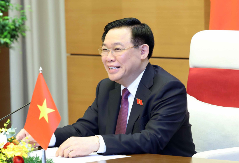 Chủ tịch Quốc hội Vương Đình Huệ điện đàm với Chủ tịch Thượng viện Campuchia Samdech Techo Hun Sen. (Ảnh: Nhan Sáng/TTXVN)