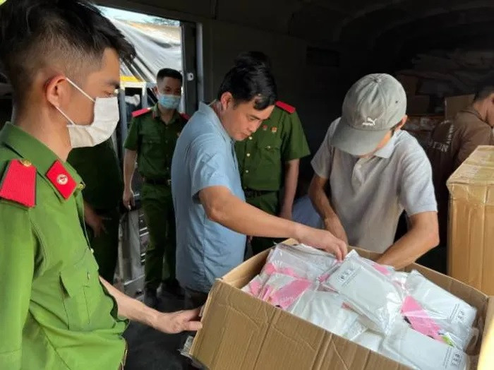 Phát hiện các loại hàng hóa có nguồn gốc nước ngoài không có hóa đơn, chứng từ vận chuyển qua Ga Sóng Thần. (Nguồn: Báo Công an Nhân dân)