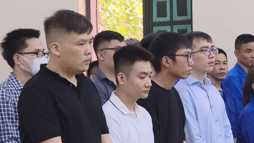 Bị cáo Nguyễn Minh Thành (ngoài cùng bên trái) cùng các đồng phạm tại phiên tòa. (Ảnh: Thành Phương/TTXVN)