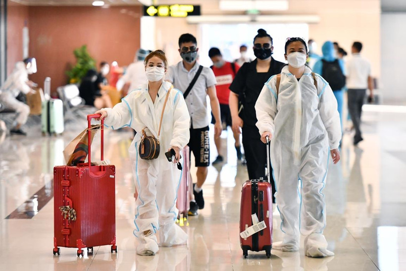 Hành khách đi tàu bay cần phải thực hiện nghiêm các quy định về phòng chống dịch COVID-19 trước, trong và sau chuyến đi. (Ảnh: CTV/Vietnam+)