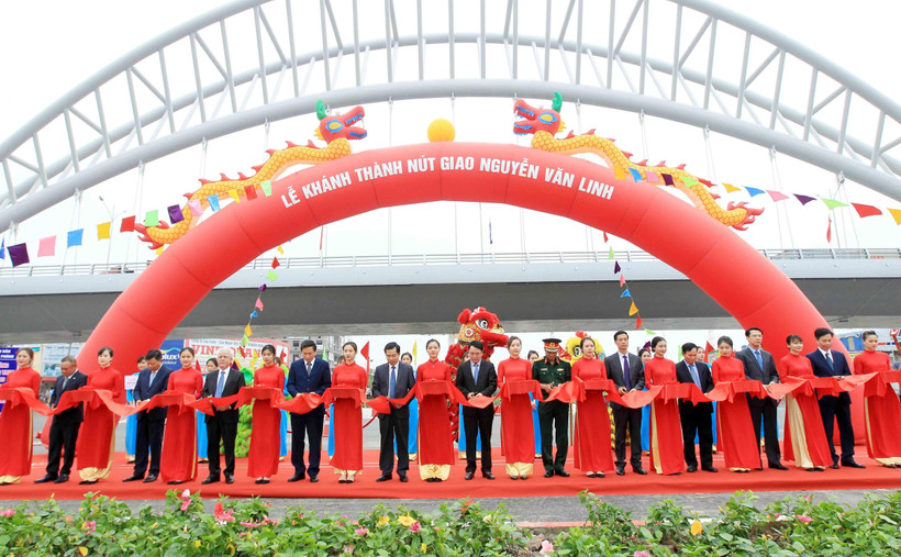 Các đại biểu cắt băng khánh thành nút giao Nguyễn Văn Linh. (Ảnh: An Đăng/TTXVN)