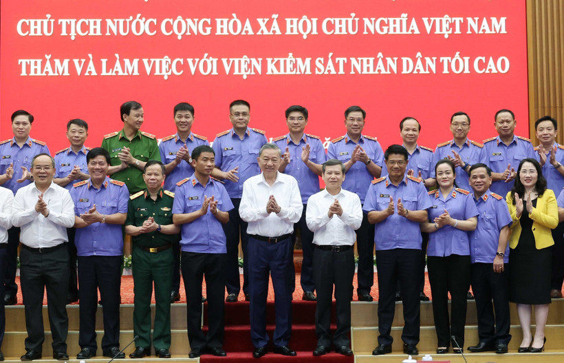 Chủ tịch nước Tô Lâm với lãnh đạo Viện Kiểm sát nhân dân tối cao và các đại biểu. (Ảnh: Nhan Sáng/TTXVN)