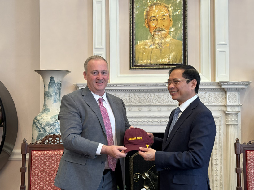 Phó Hiệu trưởng Đại học bang Arizona Jeffrey Goss tặng quà lưu niệm cho Bộ trưởng Bùi Thanh Sơn. (Ảnh: Kiều Trang/TTXVN)