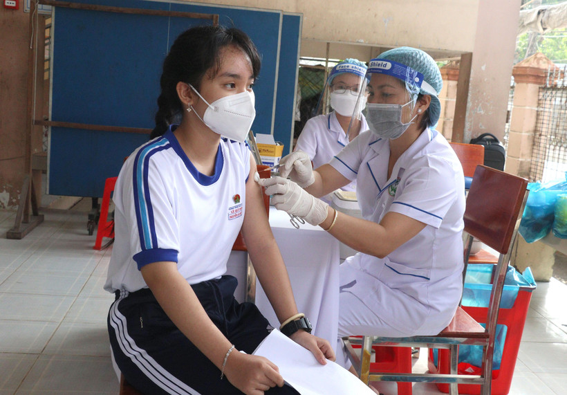Tiêm vaccine ngừa COVID-19 cho học sinh. (Ảnh: Lê Thúy Hằng/TTXVN)