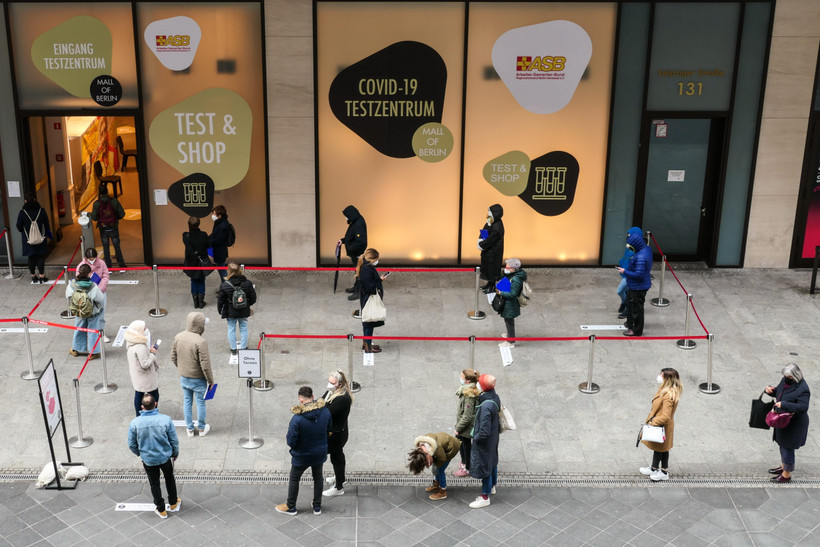 Người dân xếp hàng chờ xét nghiệm COVID-19 tại Berlin, Đức, ngày 16/4/2021. (Ảnh: THX/TTXVN)