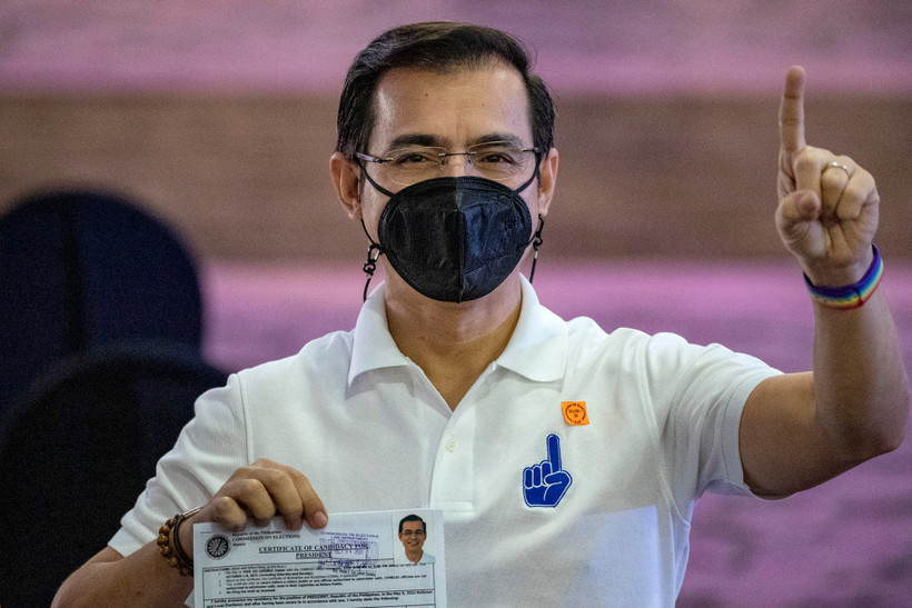 Thị trưởng thủ đô Manila, Francisco Domagoso sau khi nộp - một trong các ứng cử viên tổng thống Philippines. (Ảnh: AFP/TTXVN)