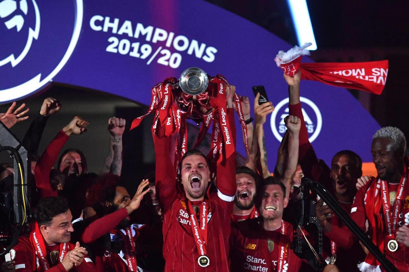 Liverpool nâng cao chiếc cúp vô địch mà họ đã phải chờ đợi suốt 30 năm qua. (Nguồn: Getty Images)