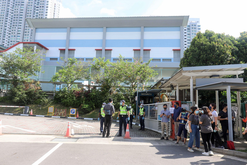 Bên ngoài trung tâm đề cử tại trường THPT Nan Hua, ngày 30/6. (Ảnh: Lê Dương/TTXVN)