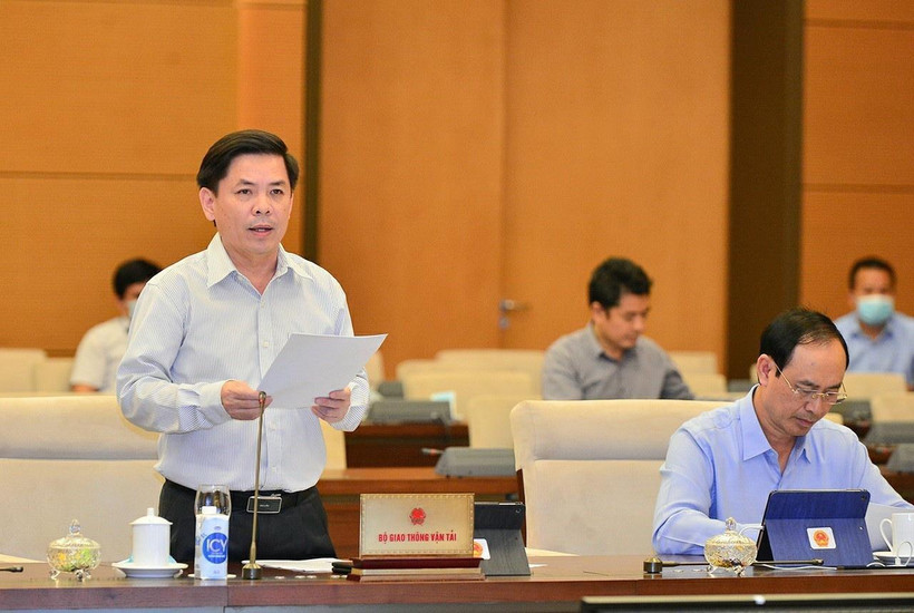 Bộ trưởng Bộ Giao thông - Vận tải Nguyễn Văn Thể trình bày tờ trình. (Ảnh: Doãn Tấn/TTXVN)