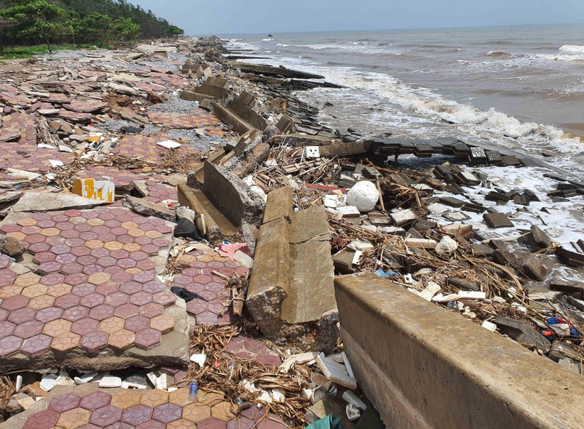 Gần 1km bờ kè bảo vệ khu du lịch sinh thái Rạng Đông bị sóng đánh tan hoang. (Ảnh: Công Luật/TTXVN)