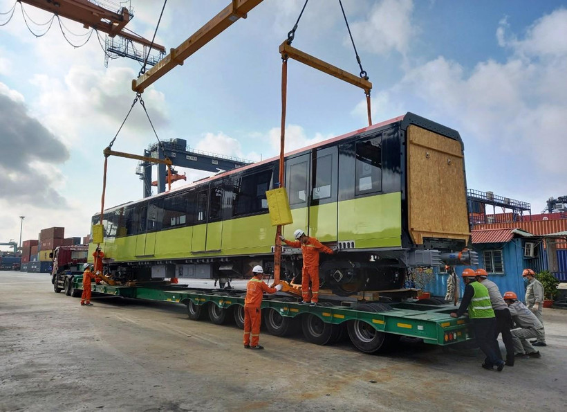 Đoàn tàu thứ ba của dự án metro Nhổn-ga Hà Nội đã cập cảng Hải Phòng và sẽ được vận chuyển về Hà Nội. (Ảnh: MRB cung cấp)