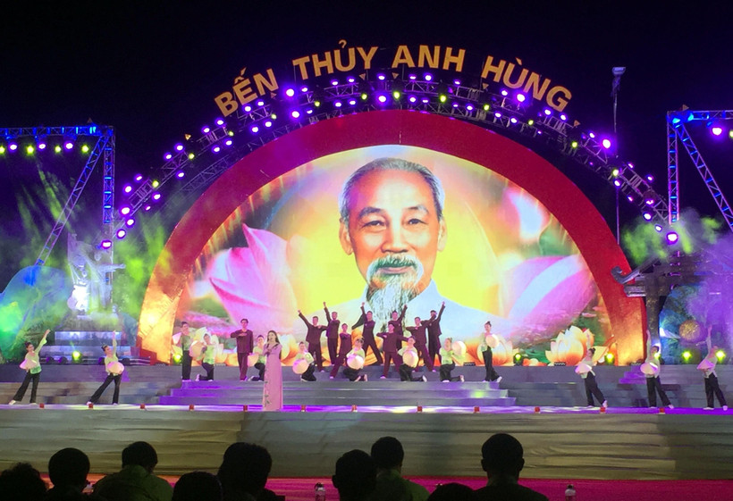 Tiết mục nghệ thuật trong chương trình. (Ảnh: Tá Chuyên/TTXVN)